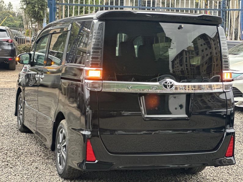 
								Toyota Voxy full									
