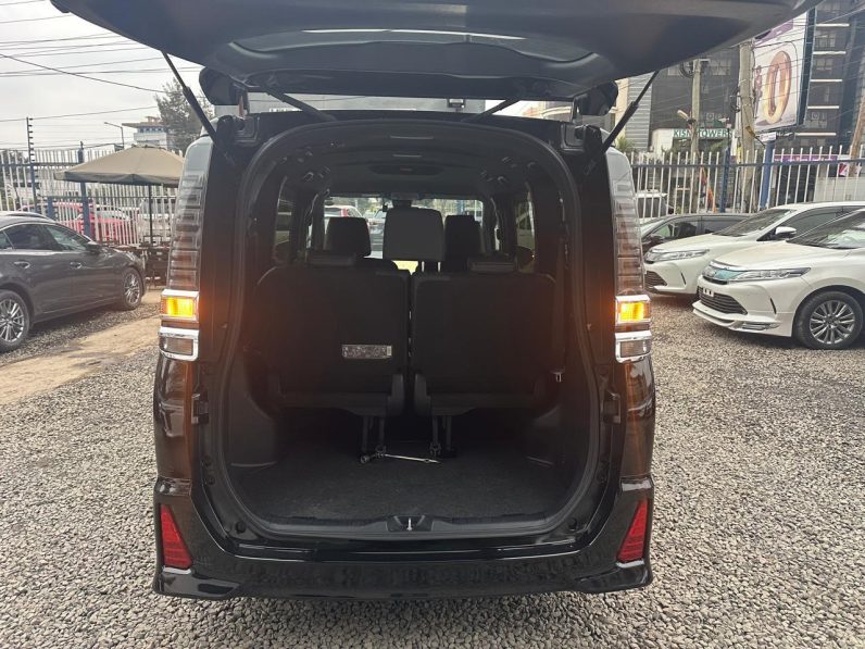 
								Toyota Voxy full									
