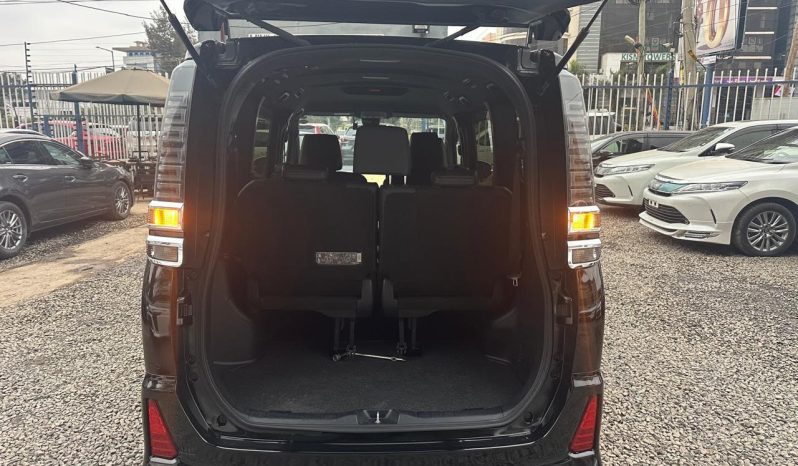 
								Toyota Voxy full									