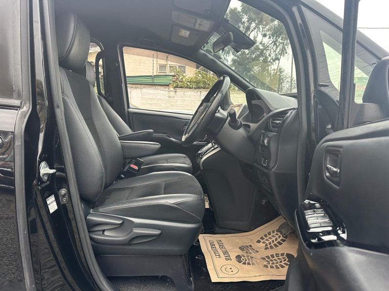 
								Toyota Voxy full									