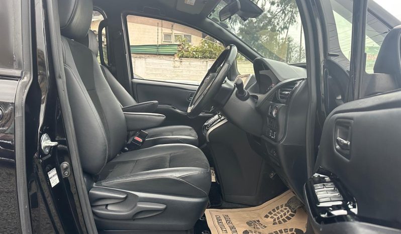 
								Toyota Voxy full									
