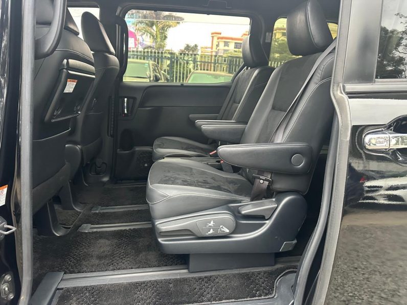 
								Toyota Voxy full									