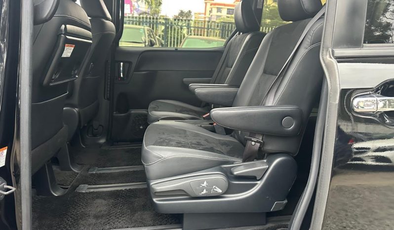 
								Toyota Voxy full									