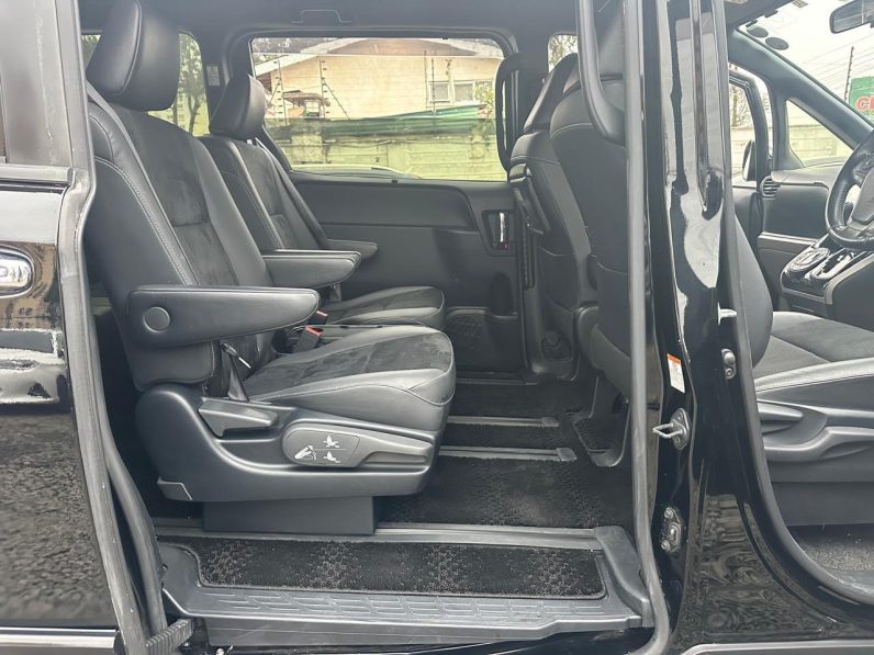 
								Toyota Voxy full									