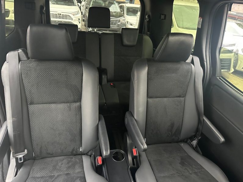 
								Toyota Voxy full									