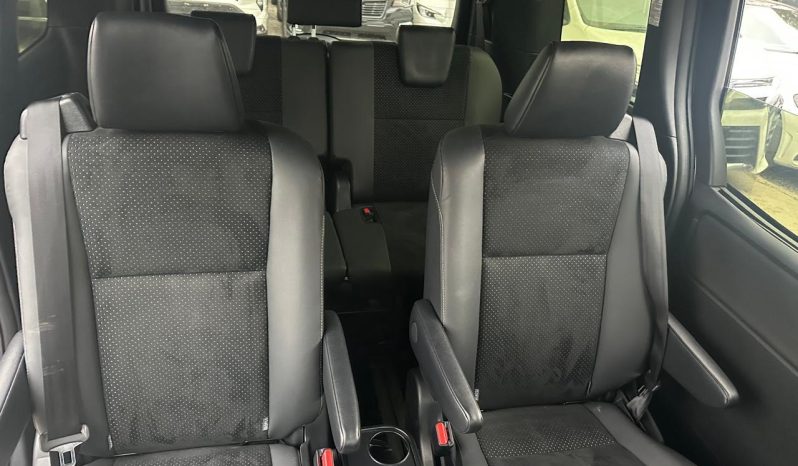 
								Toyota Voxy full									