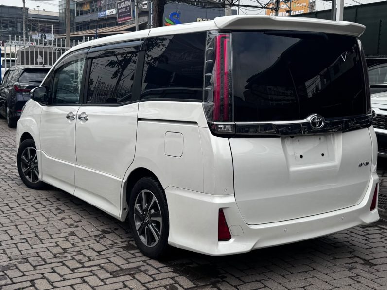 
								Toyota Noah WxB full									