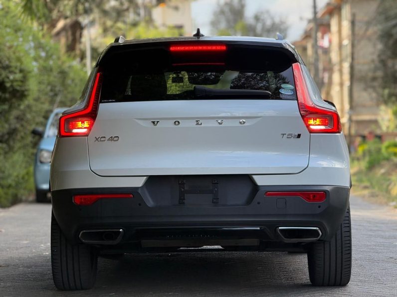 
								Volvo CX40 T5 full									