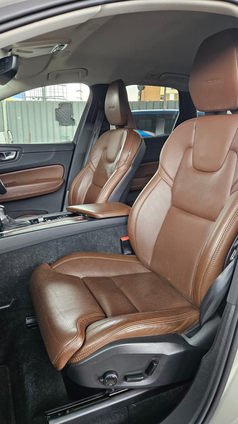 
								Volvo XC60 T5 full									