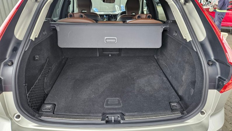 
								Volvo XC60 T5 full									