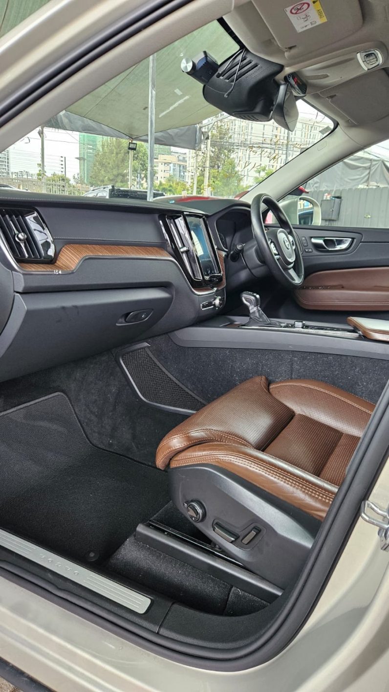 
								Volvo XC60 T5 full									