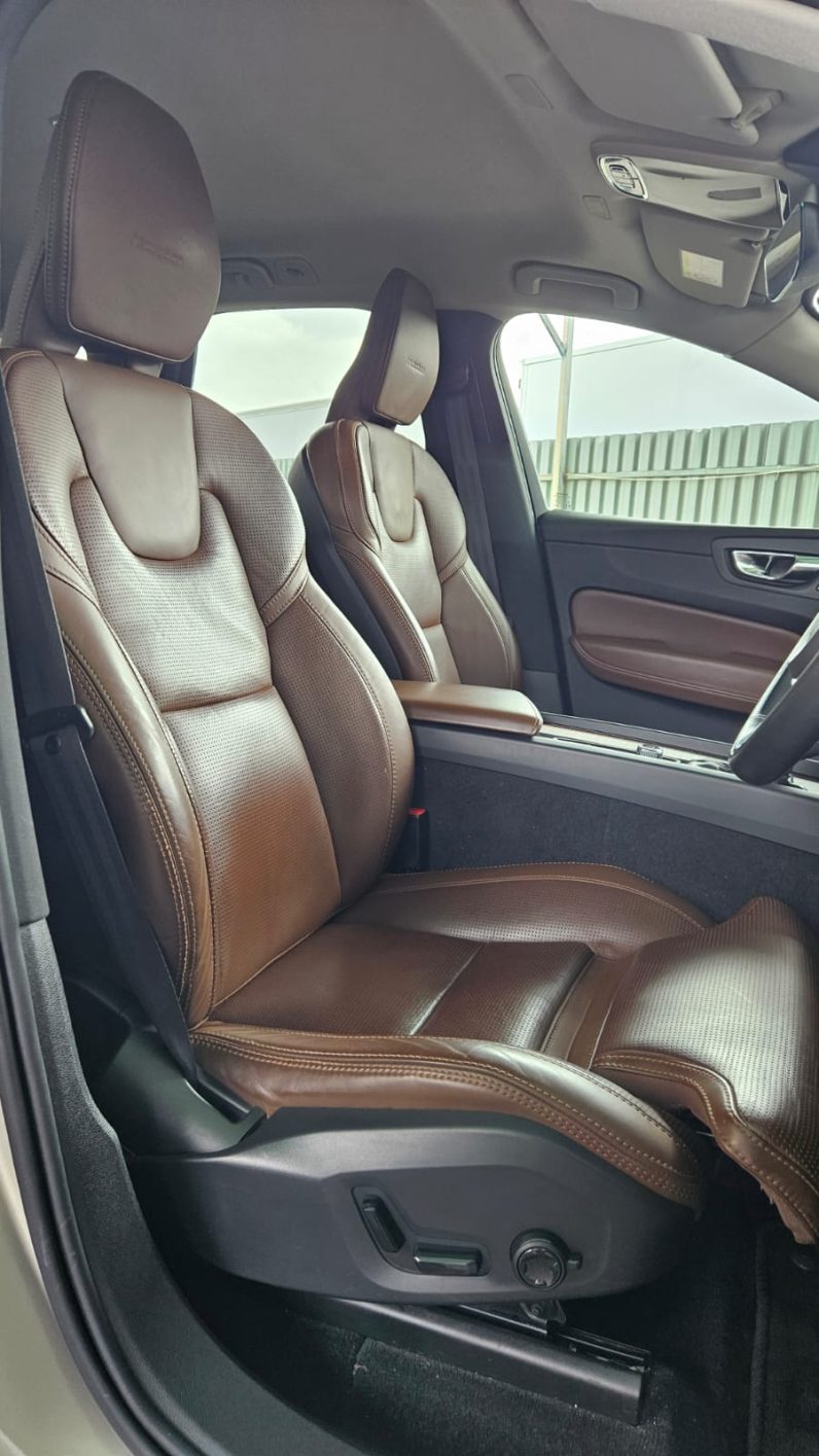 
								Volvo XC60 T5 full									