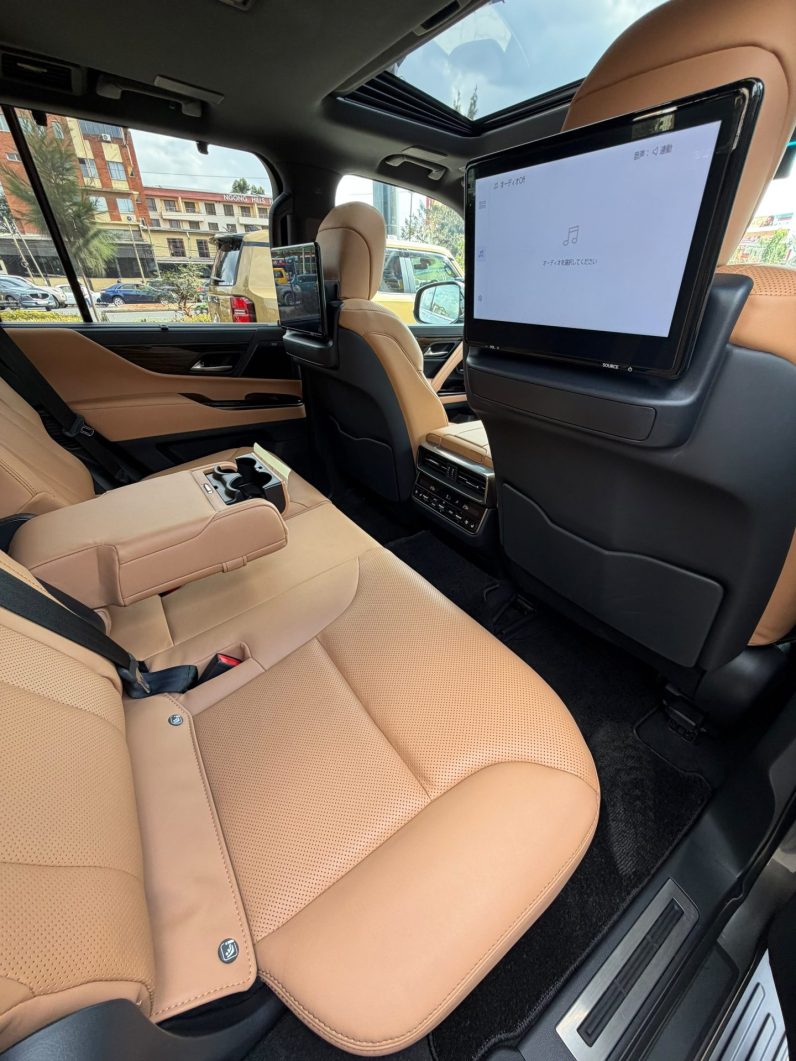 
								Lexus LX600 full									