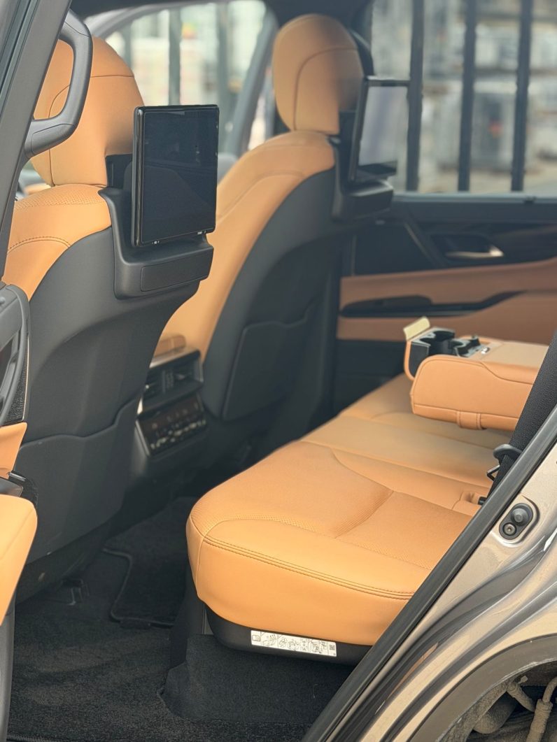 
								Lexus LX600 full									