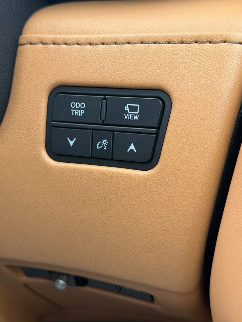 
								Lexus LX600 full									