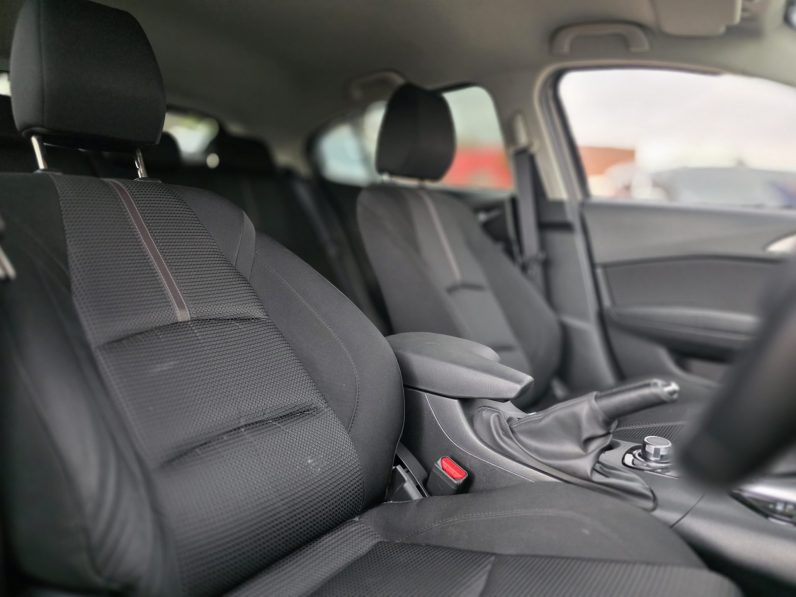 
								MAZDA AXELA full									