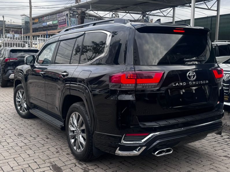 
								Toyota Land Cruiser LC300 ZX full									