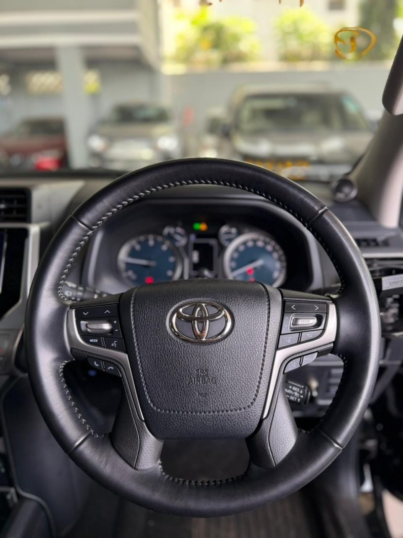 
								TOYOTA LAND CRUISER PRADO full									