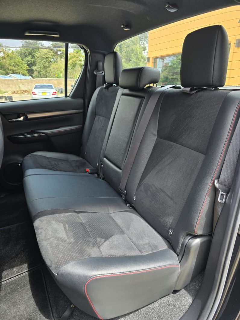 
								Toyota Hilux full									