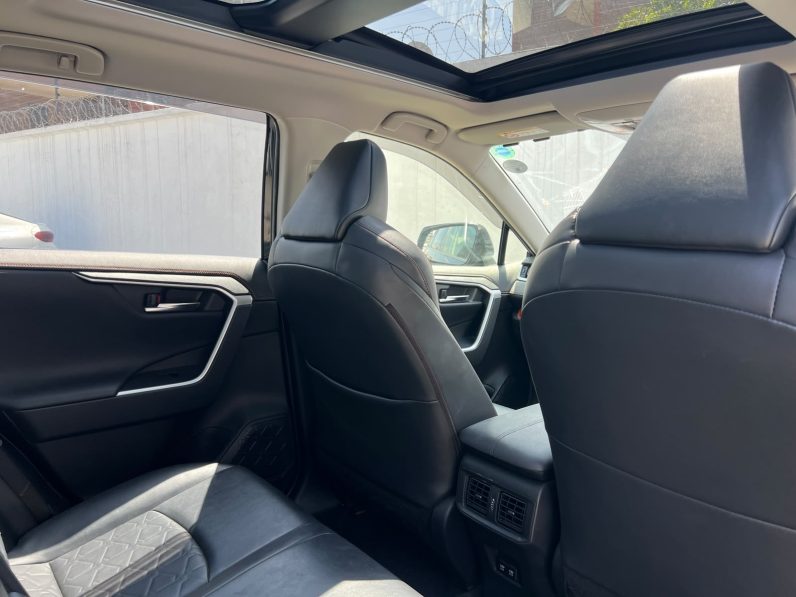 
								Toyota RAV4 Adventure full									