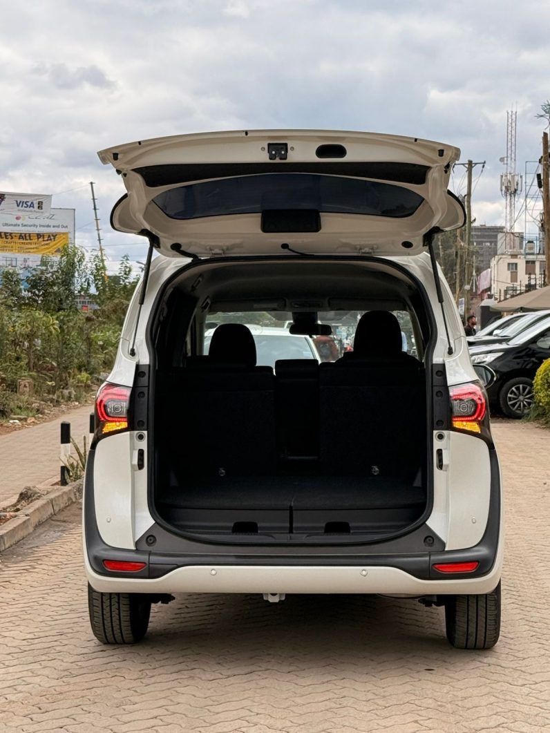 
								Toyota Sienta full									