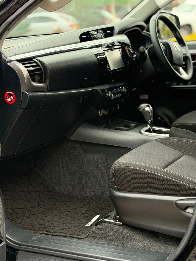 
								Toyota Hilux full									
