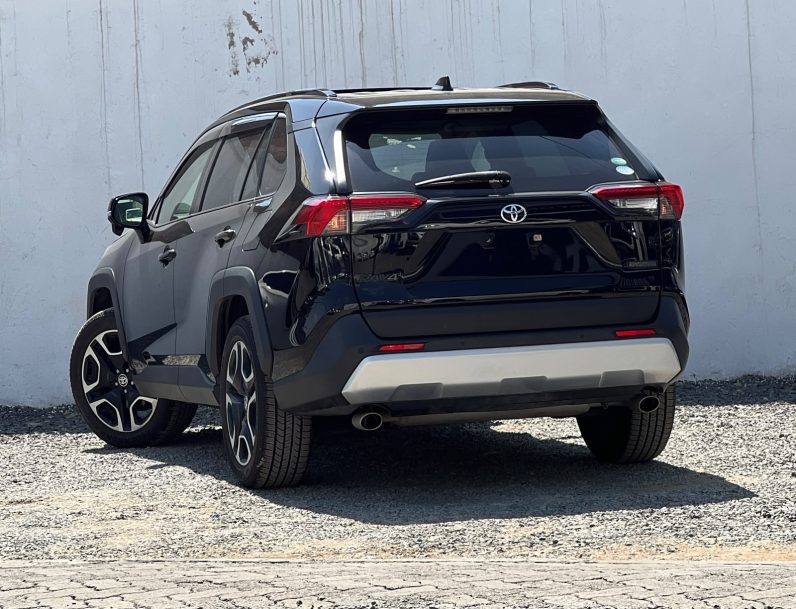 
								Toyota RAV4 Adventure full									