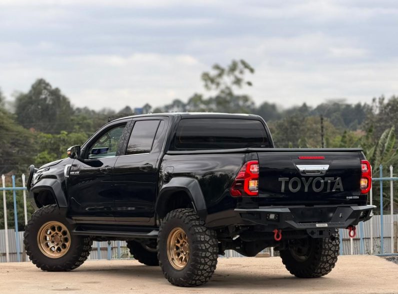 
								Toyota Hilux full									