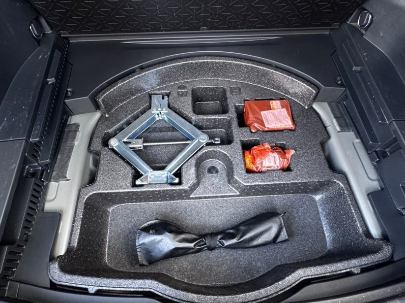 
								Toyota RAV4 full									