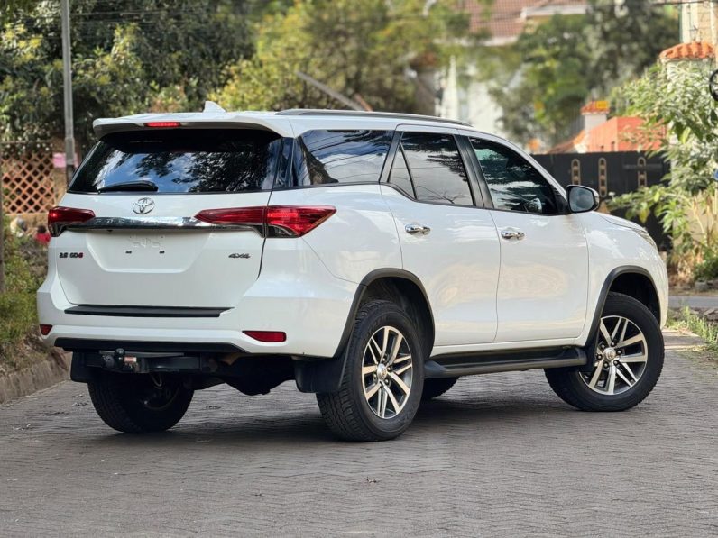 
								Toyota Fortuner full									