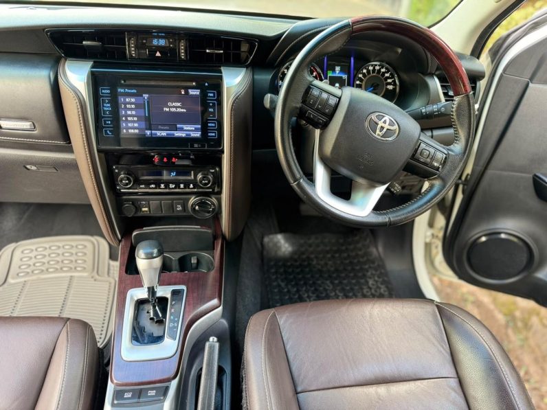 
								Toyota Fortuner full									