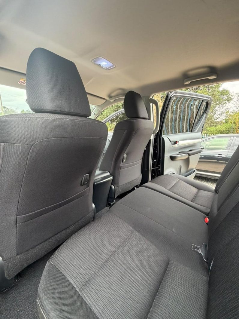 
								Toyota Hilux full									
