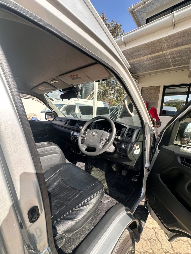 
								Toyota Hiace GL full									