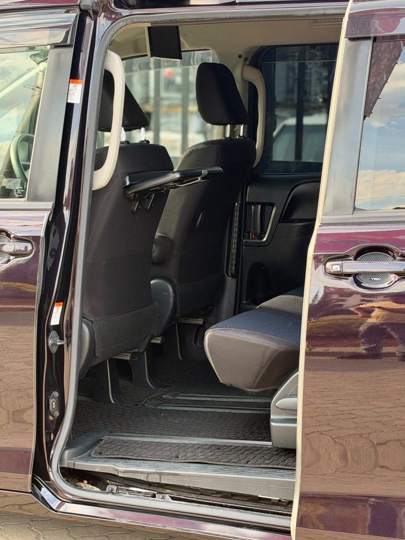 
								Toyota Noah full									