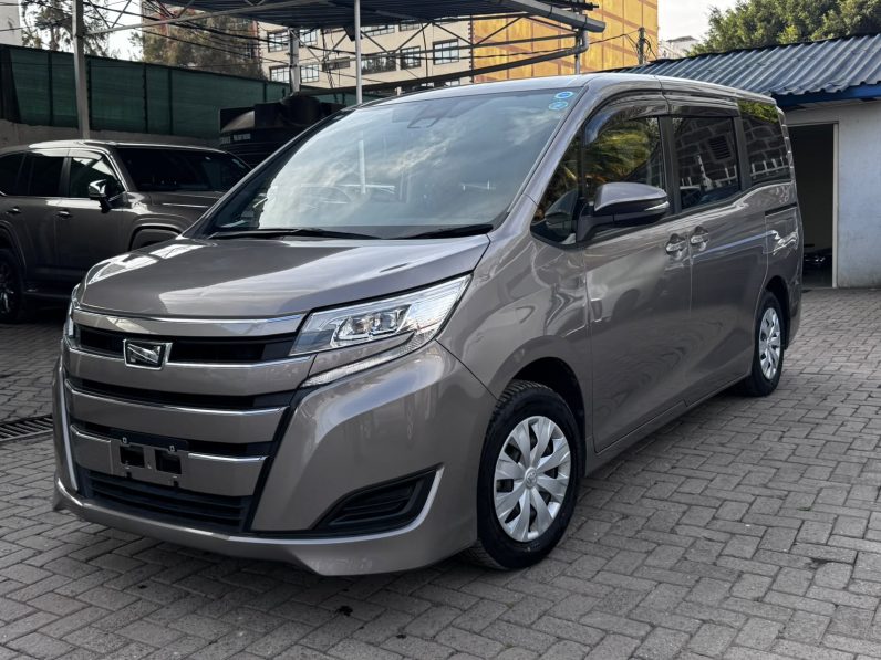 
								Toyota Noah full									