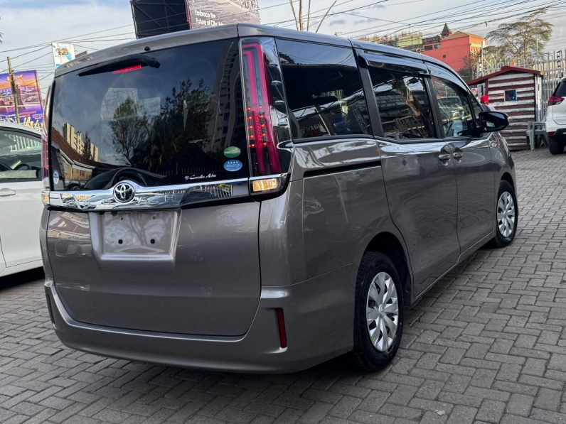 
								Toyota Noah full									