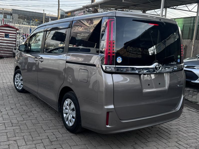 
								Toyota Noah full									