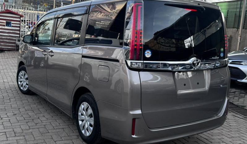 
								Toyota Noah full									