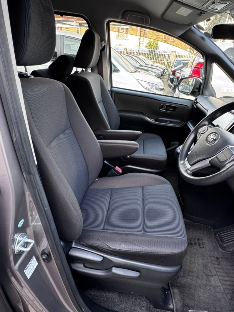 
								Toyota Noah full									