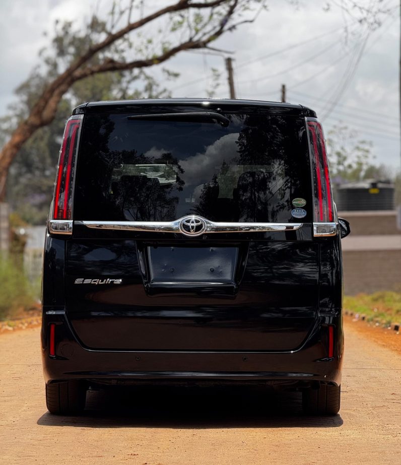 
								Toyota Esquire full									