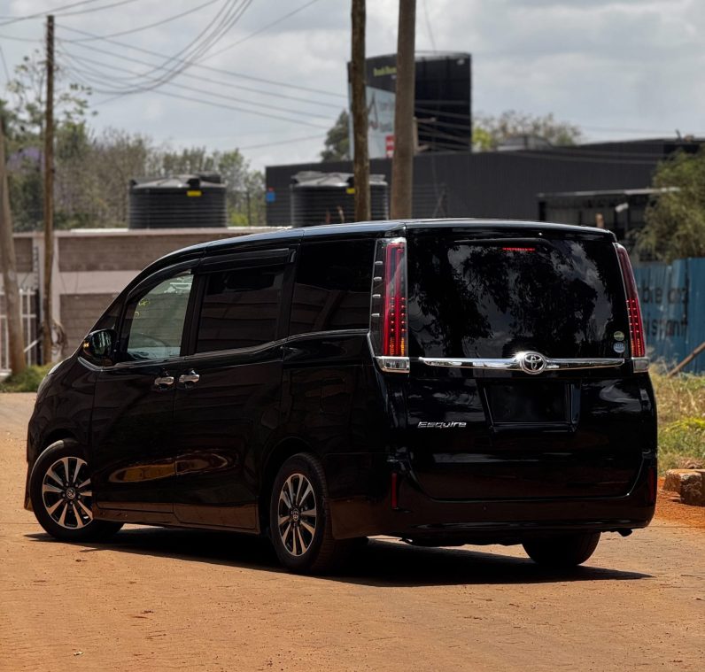 
								Toyota Esquire full									