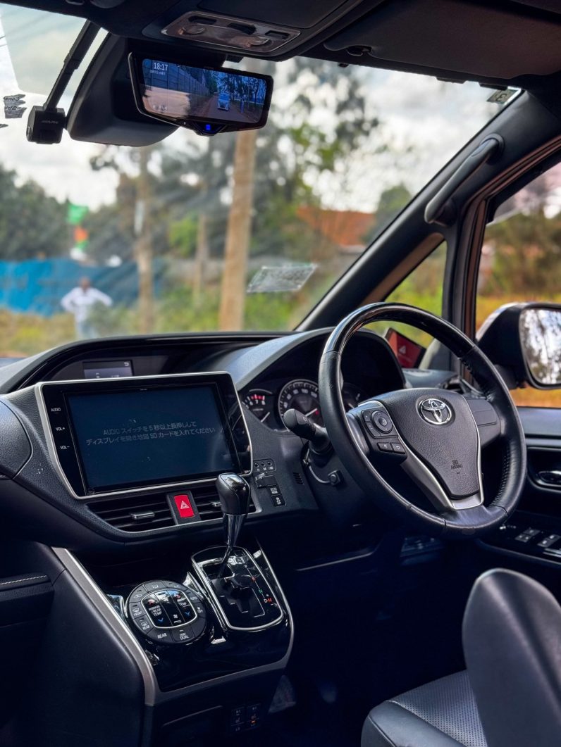 
								Toyota Esquire full									
