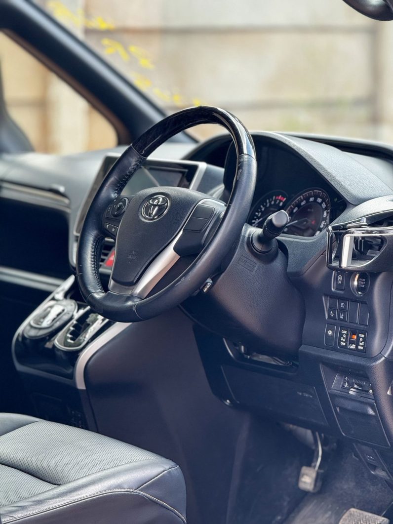 
								Toyota Esquire full									