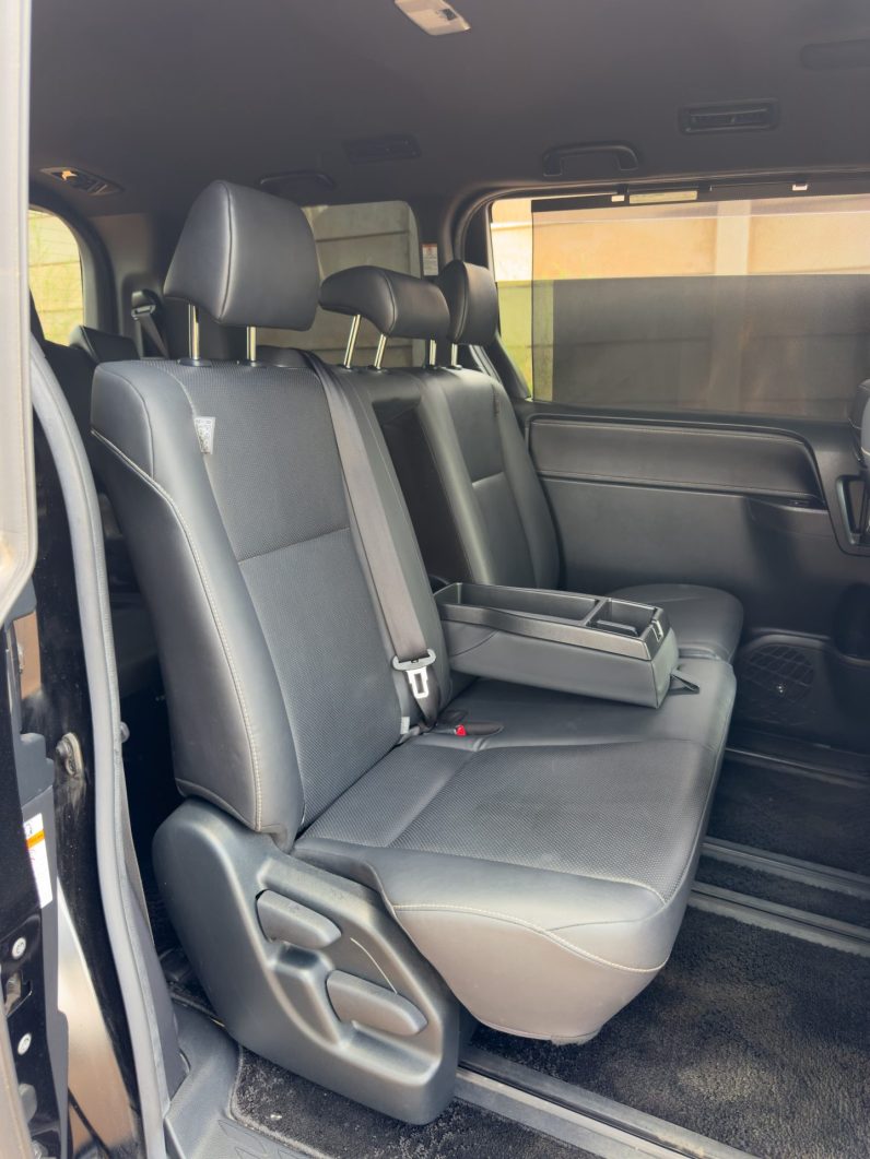 
								Toyota Esquire full									