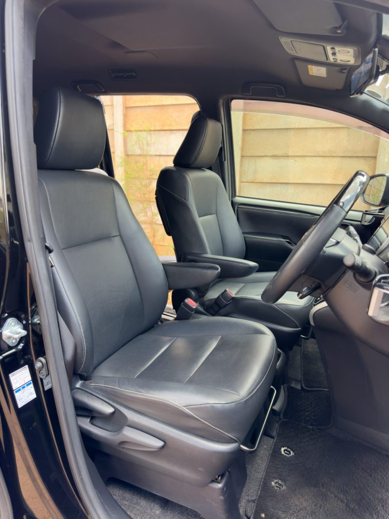
								Toyota Esquire full									
