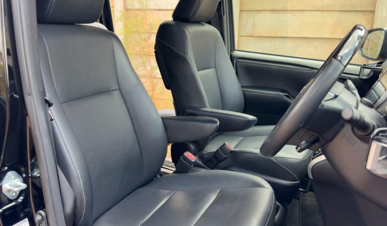 
								Toyota Esquire full									