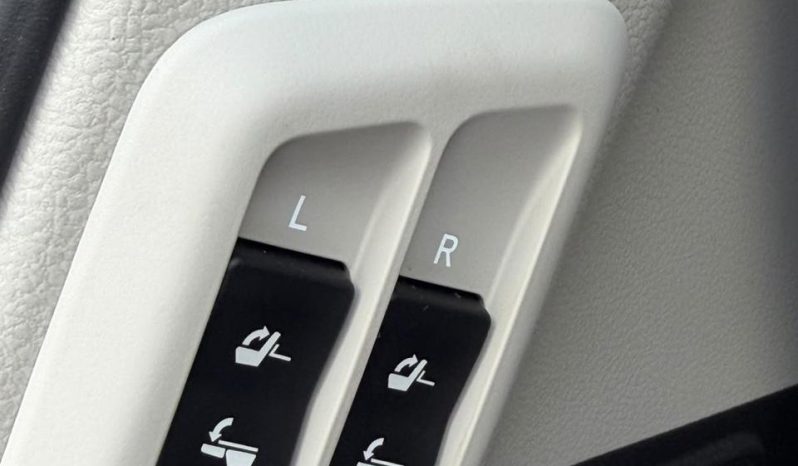 
								Toyota Land Cruiser Prado TXL full									