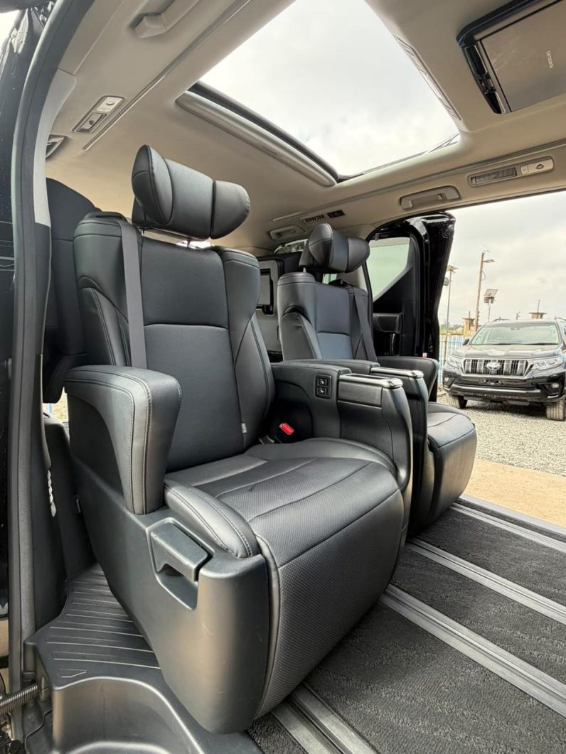 
								Toyota Alphard full									