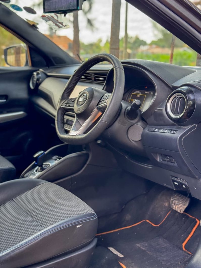 
								Nissan Kicks E-Power full									