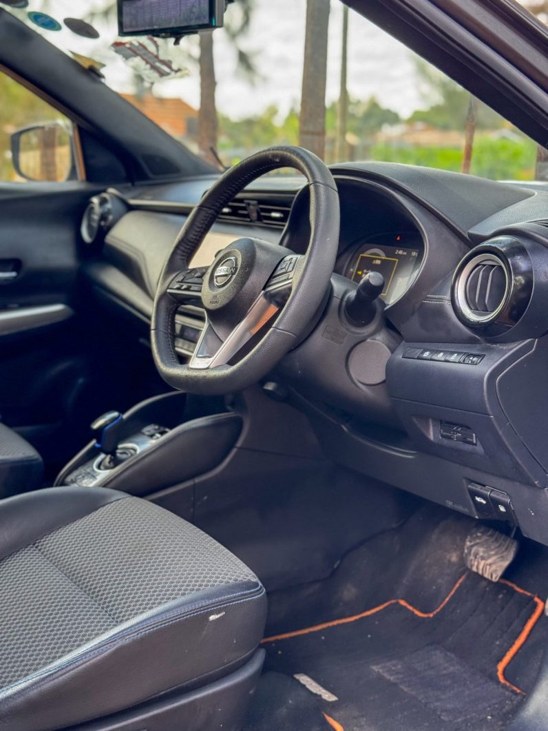 
								Nissan Kicks E-Power full									